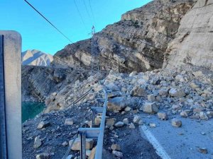 Pirinkayalar Geçidinde Korkutan Heyelan