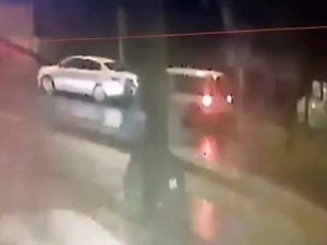 Önce Motosiklete Sonra Otomobile Çarptı, Bir Şey Olmamış Gibi Yoluna Devam Etti