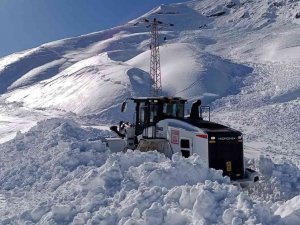 Şemdinli’nin Yüksek Rakımlı Yollarında Karla Mücadele Sürüyor