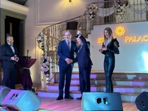 Eso Başkanı Kesikbaş, Özaydemir’e Ödülünü Takdim Etti