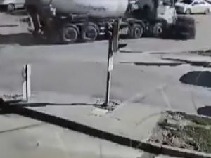 Beton Mikseri Aracı Altına Aldı