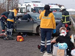 Dinlenme Tesisinden Çıkan Otomobil, İki Araçla Çarpıştı: 3 Yaralı