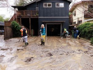 California’da Şiddetli Fırtınalar Nedeniyle Acil Durum İlan Edildi