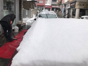 Bayburtlu Esnaf Kar Yağışı Altında Paspas Yıkayarak Araç Temizliği Yaptı