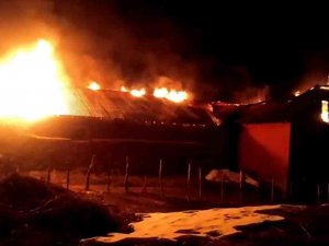 Geceyi Aydınlatan Yangında Ev Küle Döndü