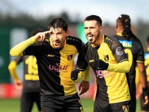 Spor Toto Süper Lig: Ümraniyespor: 0 - İ̇stanbulspor: 2 (İ̇lk Yarı)