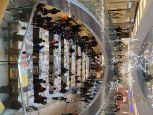 Ünlü Yazardan İmza Alabilmek İçin Uzun Kuyruklar Oluşturdular