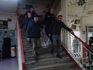 Yarı Çıplak Halde Ölü Bulundu