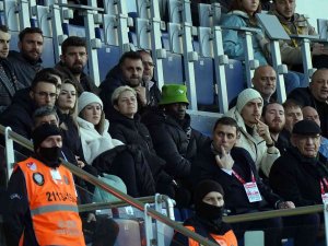 Mbaye Diagne, Haliç Derbisini Tribünden Takip Ediyor