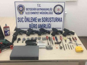 Konaklama Tesisinde 5 Tabanca İle Çok Sayıda Parçası Bulundu