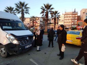 Öğrenci Servisiyle Ticari Taksi Çarpıştı