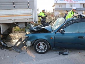 Park Halindeki Kamyona Ok Gibi Saplandı: 1 Ölü, 1 Ağır Yaralı