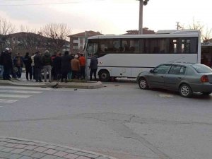Servis Otobüsü İle Motosiklet Çarpıştı: 1 Yaralı