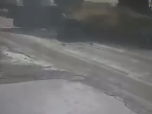 İ̇zmir’de Tır İle Kamyonun Çarpıştığı Feci Kaza Kamerada