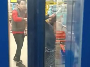 Esenyurt’ta Market Çalışanı İle Müşteri Kavga Etti, Ortalık Savaş Alanına Döndü