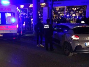 Otomobil Önce Servis Aracına, Sonra Elektrik Direğine Çarptı: 1 Yaralı