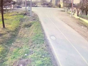 Yolcu Durağına Çarpan Otomobil İkiye Bölündü: 2 Yaralı
