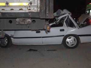 Otomobil, Park Halindeki Tıra Ok Gibi Saplandı: Sürücü Hayatını Kaybetti