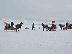 Kars’ta Buz Üstünde Atlı Kızakla Gezdiler, Soğuğa Aldırış Etmeden Horon Teptiler