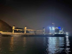 Ukrayna’dan İ̇stanbul’a Seyir Halinde Olan 142 Metre Boyundaki Bir Dökme Yük Gemisi Beykoz Umuryeri’nde Karaya Oturdu. Boğaz Trafiği Geçici Olarak Askıya Alındı.