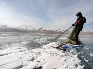 Eksi 20 Derecede Ekmeklerini Buzdan Kazanıyorlar