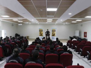 Genç Polis Memuru Kitap Yazdı, Gelirinin Bir Kısmını Şehit Ailelerine Bağışladı