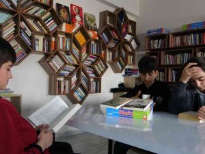 Okullarda Kurulan Kütüphaneler Sayesinde Öğrenciler Hem Okuyor Hem Eğleniyor