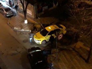 Esenler’de Yol Vermeme Kavgası Çıktı, Taraflar Birbirlerine Sopa Ve Bıçakla Saldırdı