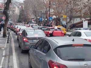 Hafta Sonu Alışveriş Yoğunluğu Şehir Trafiğini Felç Etti