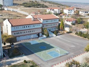 Okul Bahçelerinde Asfaltlama Çalışmaları Devam Ediyor