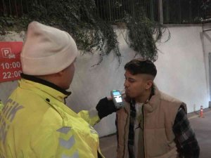 Sürücü Alkollü Yakalandı, Arkadaşı Beddua Yağdırdı