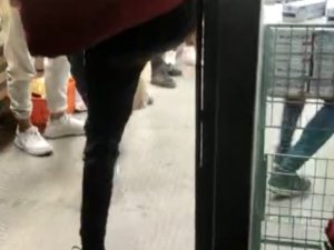 Galata’da Market Hırsızına Çiçekçiden Tekme Kamerada