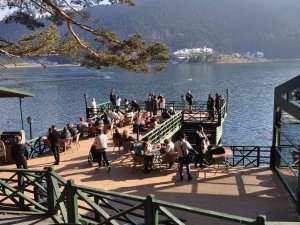 Doğa Harikası Abant’ta Tatilci Yoğunluğu