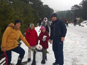 Köyceğiz’in Dağlarında Kar, Sahilinde Yaz Keyfi Yaşanıyor