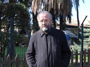 Kendi Halindeki Kediye Tekme Attı