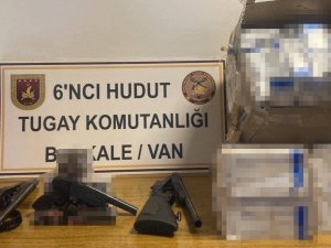 İ̇ran Sınırında Yakalanan Atlı Şahsın Üzerinden 3 Av Tüfeği Çıktı