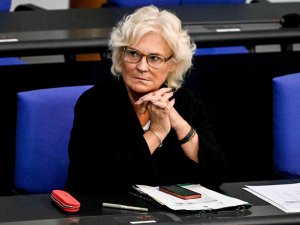 Almanya Savunma Bakanı Lambrecht İstifa Etti