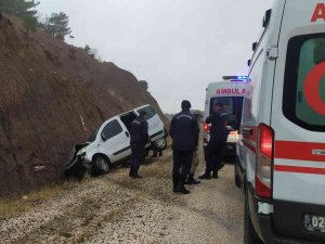 Hafif Ticari Araç Şarampole Devrildi: 3 Yaralı