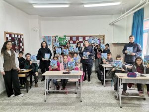 Jandarma Ekipleri Öğrencilerle Çizgi Film İzledi, Dergi Hediye Etti