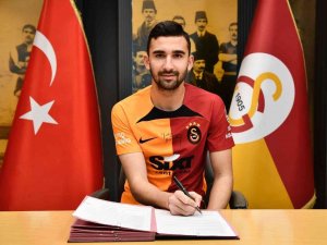 Galatasaray: "Akademimizde Yetişen Futbolcumuz Emin Bayram’ın 2024-2025 Sezonu Sonuna Kadar Geçerli Olan Profesyonel Sözleşmesi Tadil Edilerek 2025-2026 Sezonu Sonuna Kadar Uzatılmıştır."
