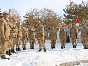 Elleri İle Ördüğü Çorapları Mehmetçiğe Gönderdi