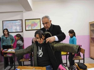 Köy Okulu Öğrencilerine Mont Dağıtıldı