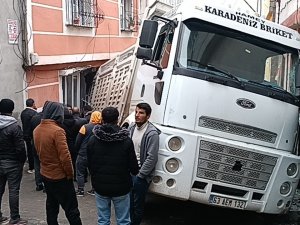 Yokuş Aşağı Kayan Kum Yüklü Kamyon Evin İçine Girdi