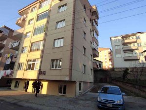 İ̇kinci Kattaki Balkondan Düştü, Burnu Bile Kanamadı
