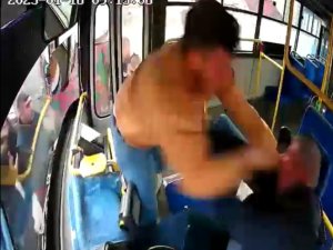 Halk Otobüsünde Dehşet Anları, Defalarca Yumrukladı