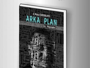 Sertkalaycı Kitaplarını İmzalıyor