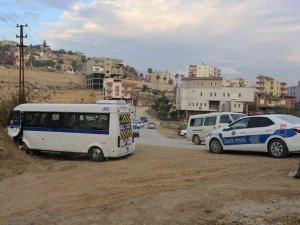 Freni Boşalan Öğrenci Servisi Toprak Yığınına Çarptı: 4 Yaralı