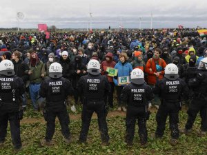 Lützerath Köyündeki Protestolarda Alman Polisine “Çamur” Engeli