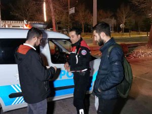 Atm Önünde Yerde Buldukları 750 Tl’yi Polise Teslim Ettiler