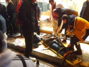 Kazaya Karışan Otomobil Durakta Bekleyenlere Çarptı: 3 Yaralı